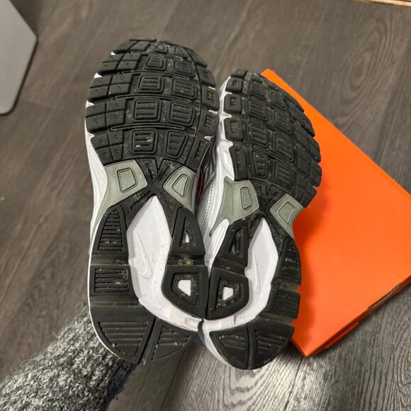 WOMENS NIKE INITIATOR - WHITE/METALLIC SILVER/CHERRY SIZE 7 - Picture 4 of 10